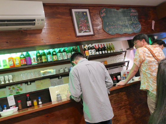 立ち飲みのカウンター