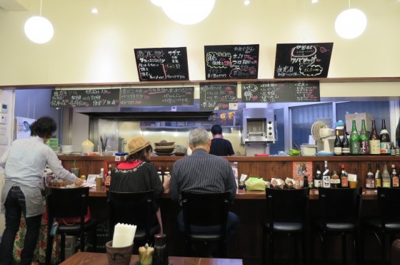 魚屋直営Dining 魚々 店内
