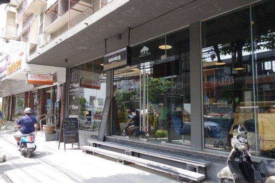 Sukhumvit 通りに面してます。