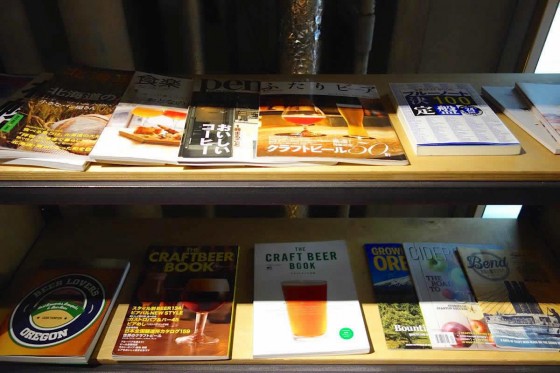 書籍が並ぶ棚