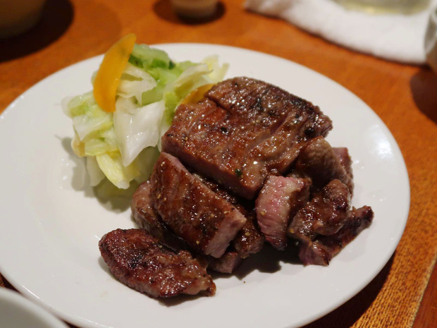 厚切り牛タン炭焼き(980円)