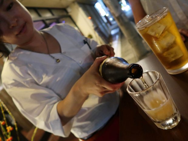 外でビールを…