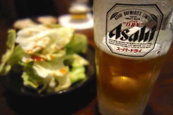 スーパードライとお通しのキャベツ