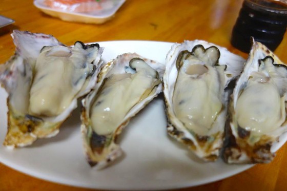 生牡蠣(ひとつ250円)