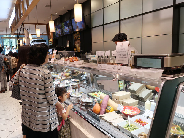 お惣菜を売ってます。