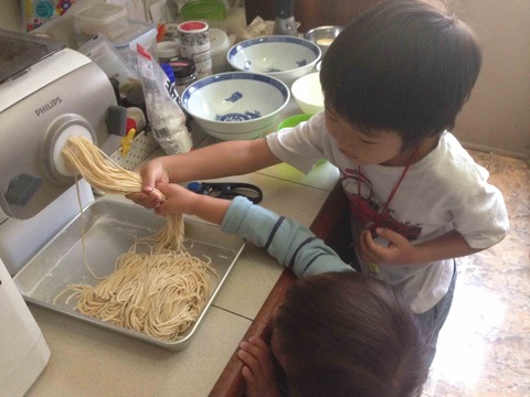 乃瑛の手を支える麟太郎