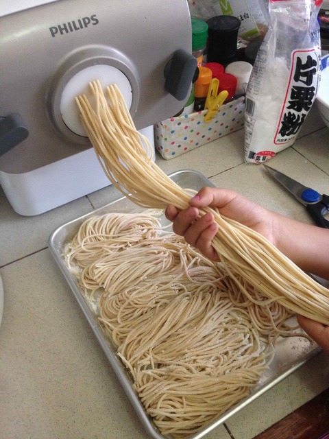 にょろにょろ出てくる麺