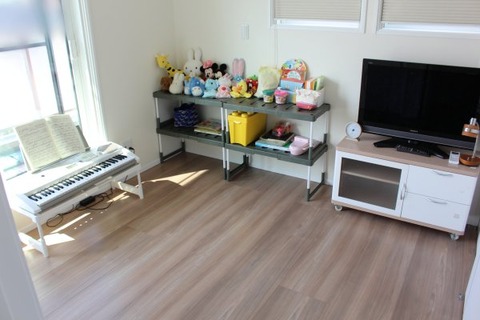 建具・フローリングの色_子ども部屋