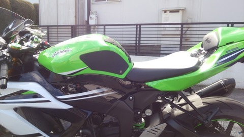 ZX-6Rカスタム STOMPGRIPトラクションパッド貼り付け : ZX-14RとZX-6R ZX-6Rカスタム STOMPGRIPトラクションパッド貼り付け : ZX-14RとZX-6R