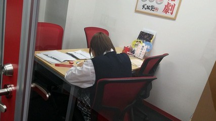 勉強している女子