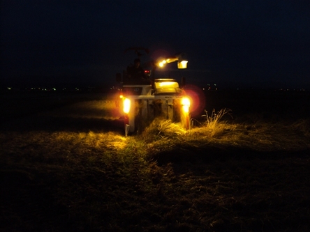 夜のとばりとコンバイン