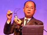 ジャケットホンを紹介するDDIポケット社長