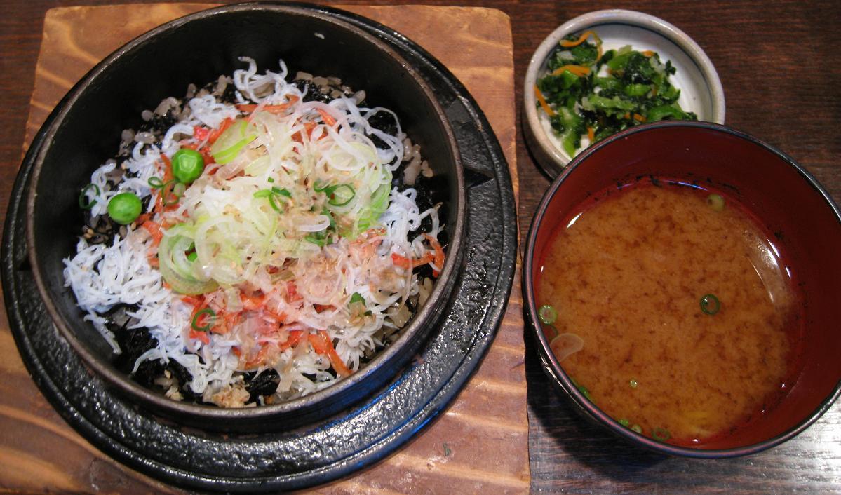 釜揚げしらすとひじき・桜海老の三色釜飯