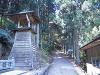 横峰寺山門より坂道を進む