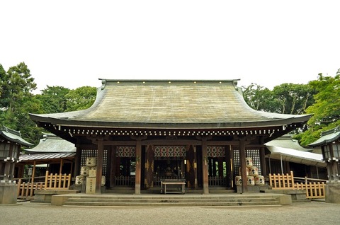 Front_shrine_of_the_Hikawa_shrine
