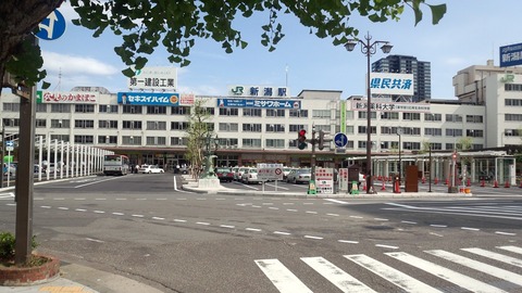 万代口駅舎ならびにロータリー