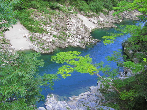 1024px-Tokushima_Miyoshi_Yoshino_River_Of_Oboke_Gorge_1