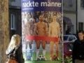 ウィーンの「男性ヌード写真展」盛況、広告ポスターには非難も | 世界のこぼれ話 | Reuters ウィーンの「男性ヌード写真展」盛況、広告ポスターには非難も | 世界のこぼれ話 | Reuters