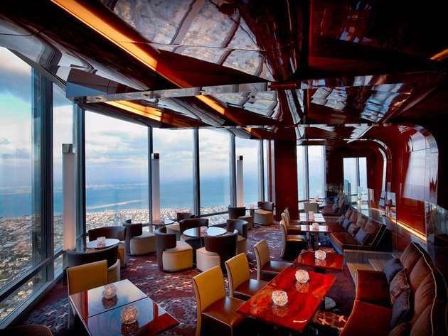 burj-khalifa-top-floor-restaurant-atmosphere-dubai