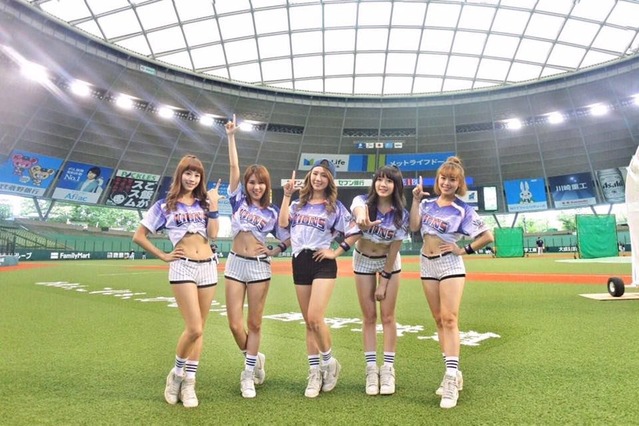 Uni-Girls in Japan