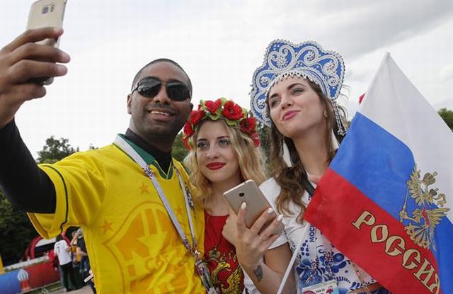 A-Brazil-fan-takes-a-selfie-picture-with-Russian-supporters (1)