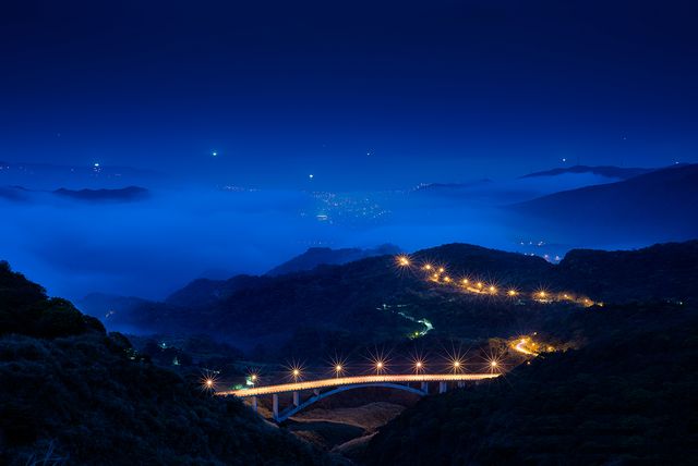 Taipei-sea-of-clouds-blue-hour