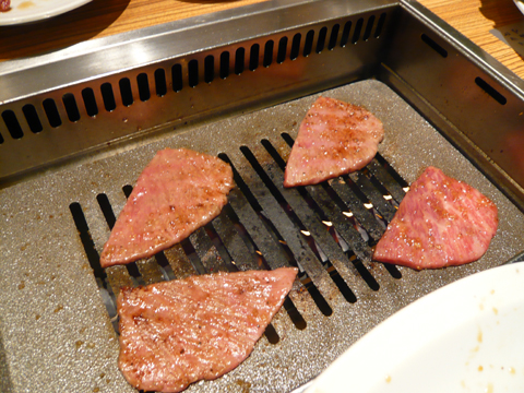 ジャンボ ザブトン焼いてるとこ