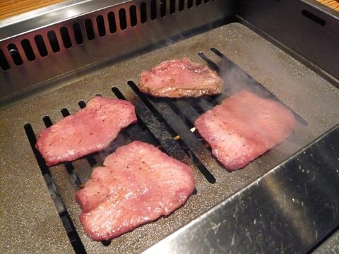 ジャンボ 上タン塩 焼いてるとこ