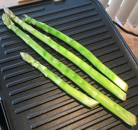 鉄板の上のアスパラ