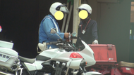 白バイ隊員と郵便局員