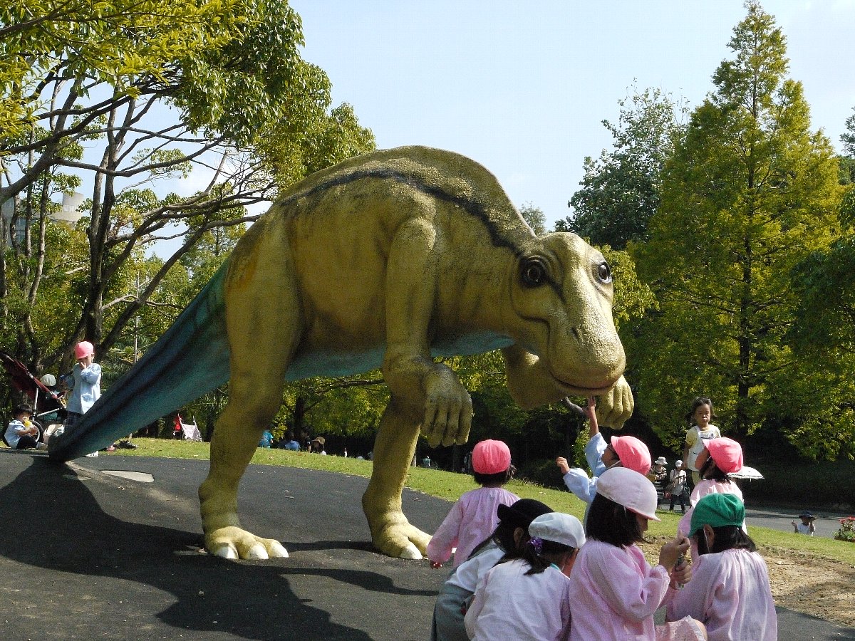 自然史博物館の前は野外恐竜ランド。 広場になってるので子供たちで賑わってた。