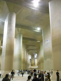 地下の巨大施設