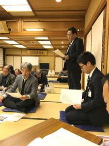 向かって右が司会の中田氏、左が議案報告の友田氏