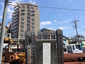 坐の役割をしている卒塔婆