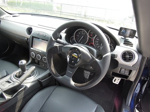 パーツレビュー】momoステアリングNERO & ステアリングボス : マツダ