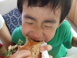 ハンバーガーを頬張る長男