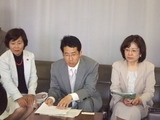 姫路市役所内で記者会見