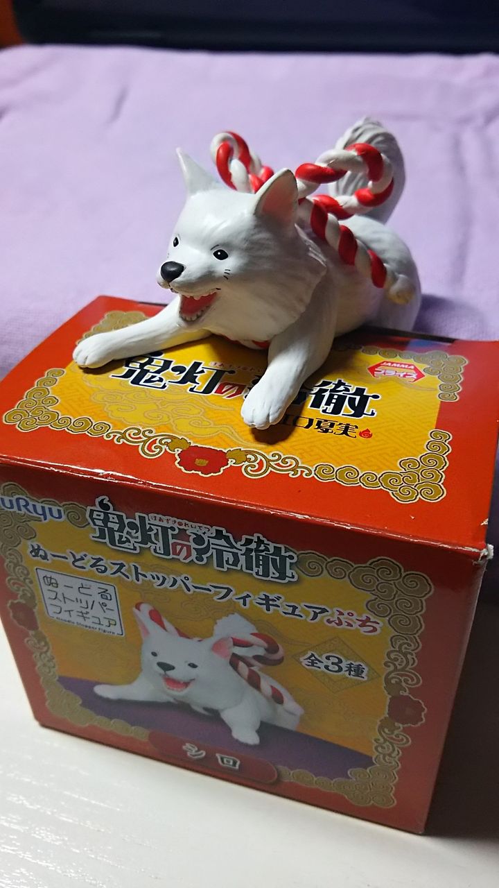 シロのカップメンのふたを押さえるストッパーフィギュア。 結構、でかい。