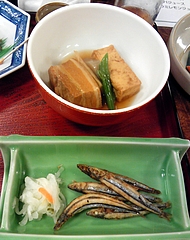 琉球料理と琉球舞踊 四つ竹@国際通り店 らふてー、きびなご