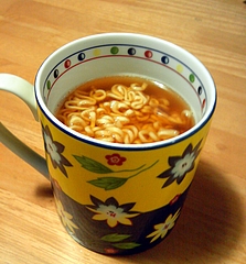 元祖オキコラーメン カップへ投入