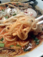 カラシビ味噌らー麺 鬼金棒@神田 味玉カラシビ味噌らー麺・カラ増し、シビ増し 麺