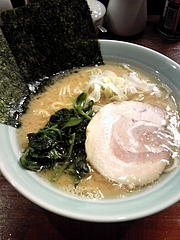 鶴一家@横浜駅 豚骨ラーメン並盛(680円)