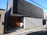 黒い鉄板で覆われているのに、意外と重く見えない。