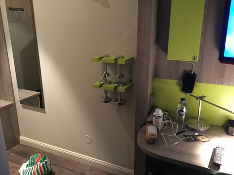 ストックホルムのホテル、部屋にダンベル
