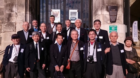 市庁舎前で参加メンバーの集合記念写真