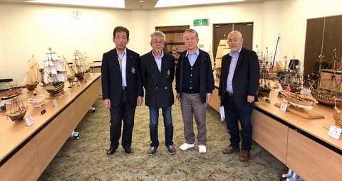 左から青山副会長、酒井会長、筆者、市川会員