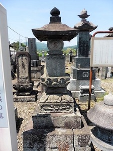 岸豊後守積保の墓 (1)