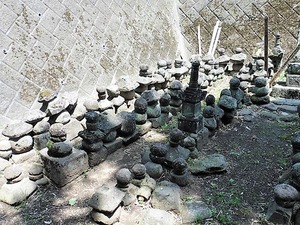 井上家墓地の宝篋印塔 (1)