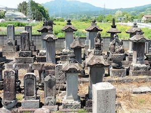 岸豊後守積保の墓 (2)