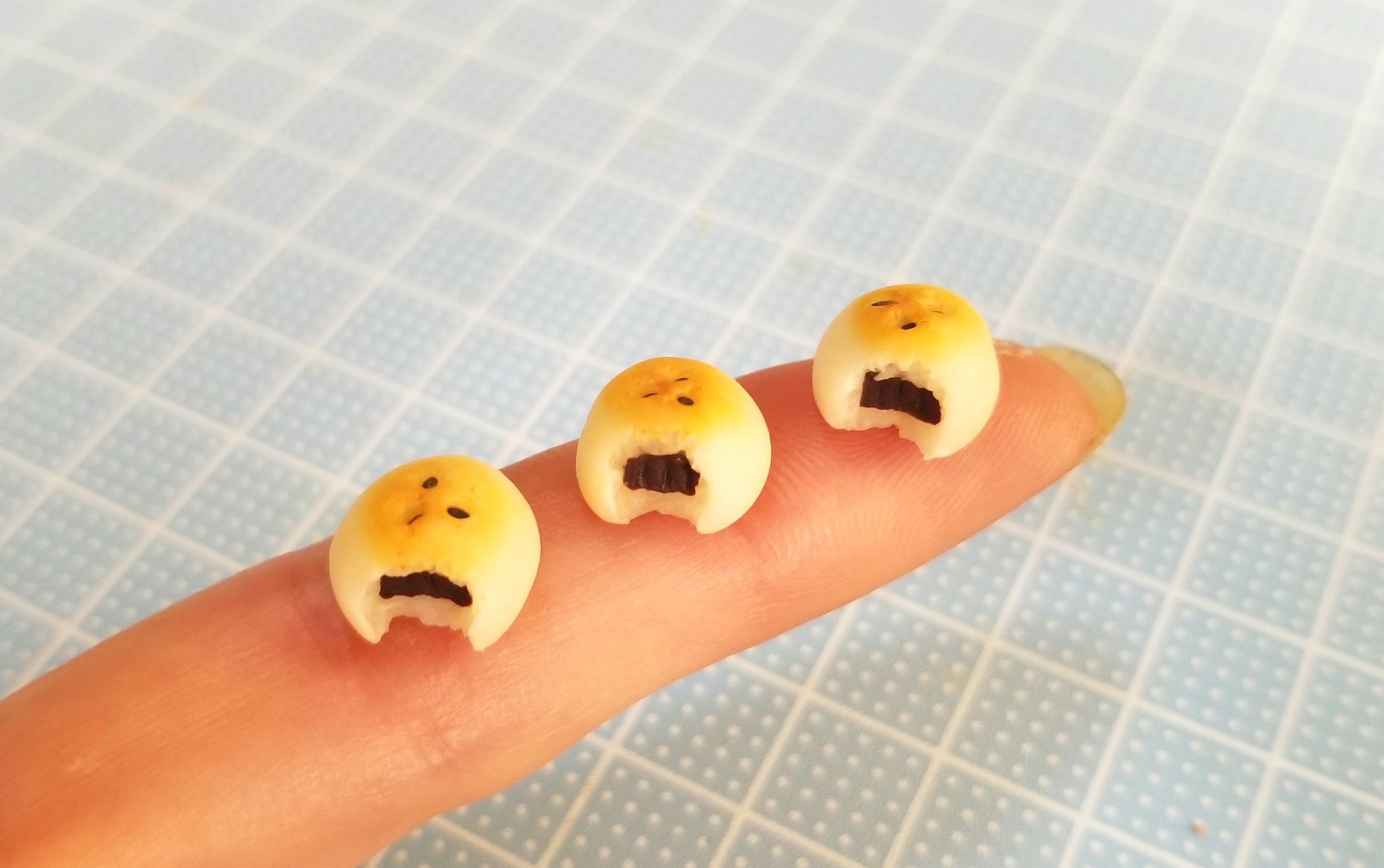 ミニチュアフード,あんぱん,パン,樹脂粘土,食べかけ,シルバニア